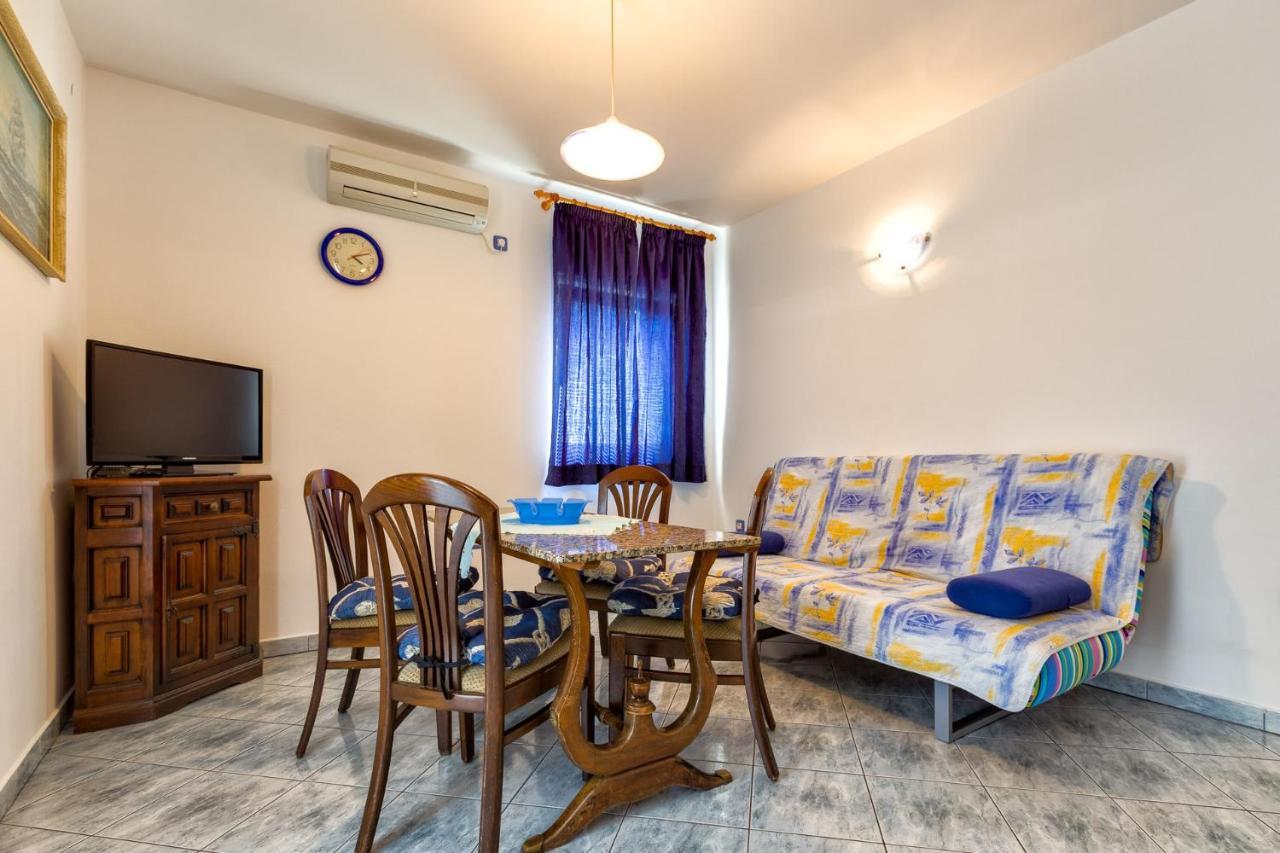 Apartments With A Parking Space มาลีโลชินจ์ ภายนอก รูปภาพ